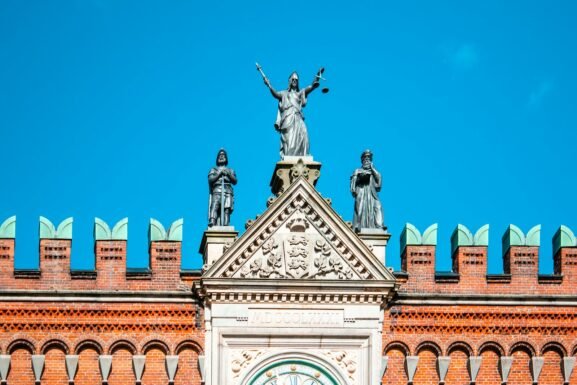 Estatua de la Justicia sobre un edificio, ilustración sobre el homicidio culposo en Argentina